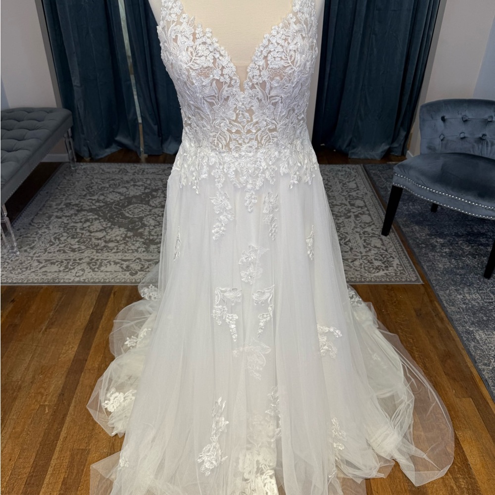 Maggie Sottero Elegant White Wedding Dress - Picture 5 of 9